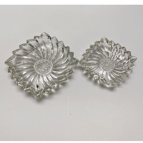 Vintage Pair of Pressed Glass Nesting Flared Flower Trinket Dishes (1960s) - Picture 1 of 5